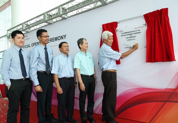 Signing ceremony by Tan Sri Asmat Kamaluddin witnessed by (from right) Datuk Takashi Hibi, Datuk Ismet Suki, En Ahmad Ikram (MCSO) & Branch Manager, Mr Jason Pang