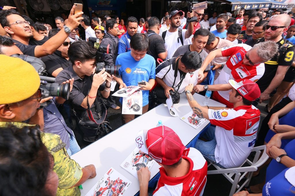 the-autograph-signing-session-was-a-hit-with-the-jalan-sentul-crowd